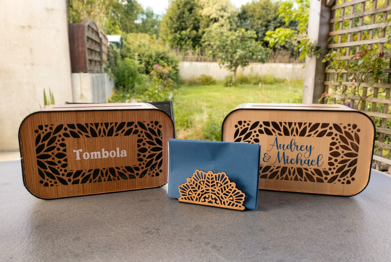 Cagnotte en bois personnalisée gravée Audrey & Michael avec porte-enveloppes assorti