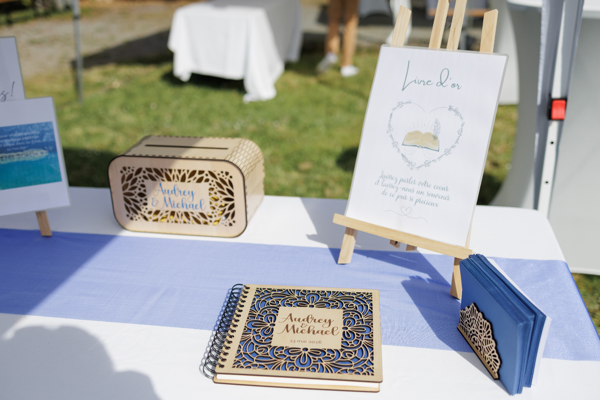 Livre d'or en bois gravé du mariage d'Audrey et Michael