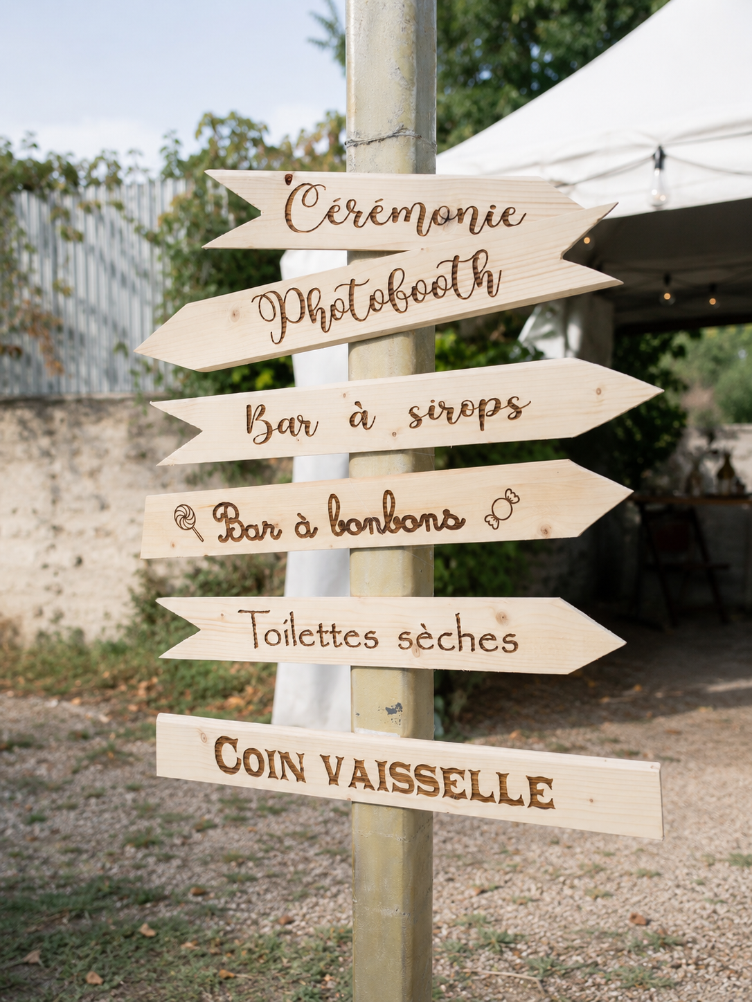 Pancartes directionnelles en bois du mariage d'Audrey et Michael